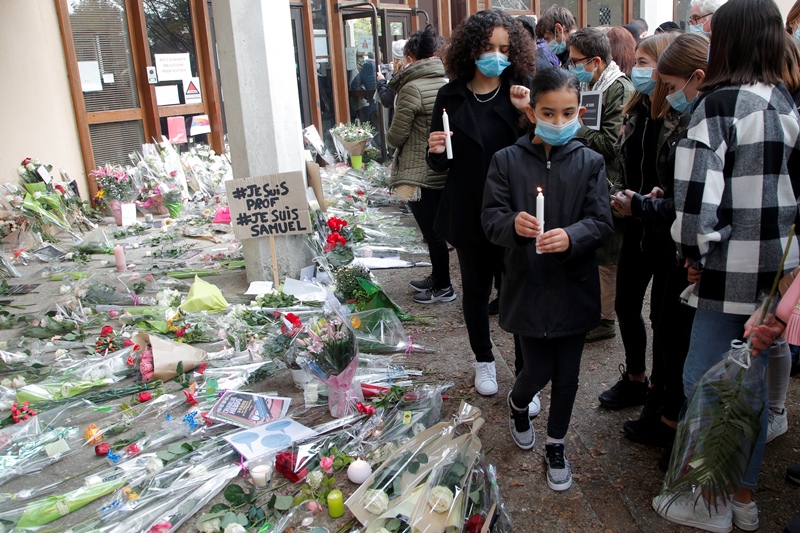 Γαλλία: Ο δολοφόνος του καθηγητή είχε ζητήσει από μαθητές να του υποδείξουν το θύμα του