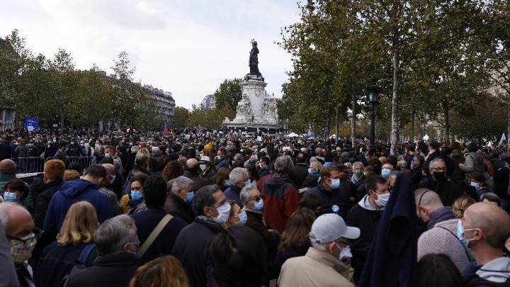 Γαλλία: Χιλιάδες πολίτες απότισαν φόρο τιμής στη μνήμη του καθηγητή Σαμιέλ Πατί (Photos/Video)