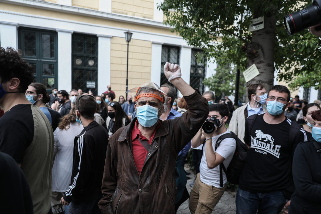 Καζάνι που βράζει η εκπαιδευτική κοινότητα: Μαθητές και γονείς δίπλα στον 14χρονο (Photos)