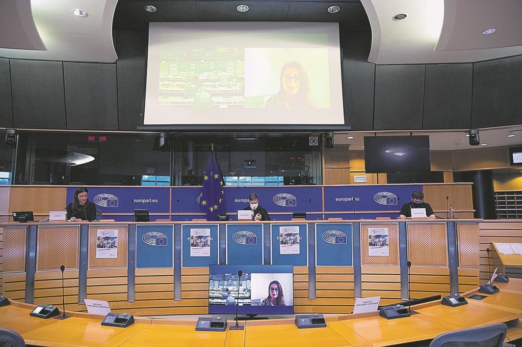 Στο Ευρωκοινοβούλιο ήρωες, στην Ελλάδα κουκουλοφόροι