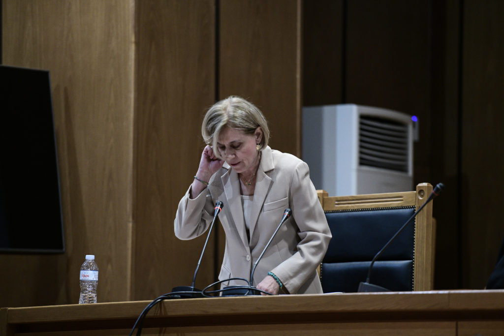 Δίκη Χρυσής Αυγής: Ούτε βήμα πίσω η εισαγγελέας Οικονόμου για τις αναστολές