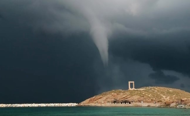 Θεαματικός υδροστρόβιλος στη Νάξο (Photos & Video)