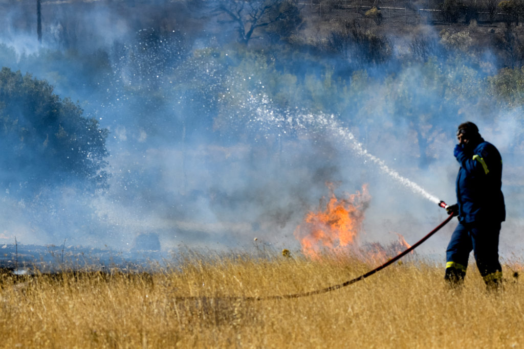 Υπό μερικό έλεγχο η πυρκαγιά στην περιοχή Μεγάλα Πεύκα Κερατέας