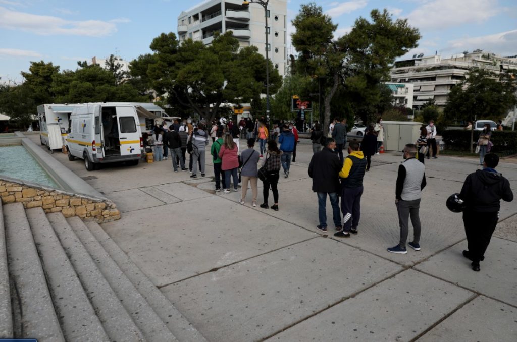 Κορονοϊός: Έλεγχοι του ΕΟΔΥ στη Νέα Σμύρνη – Εντοπίστηκαν 23 κρούσματα