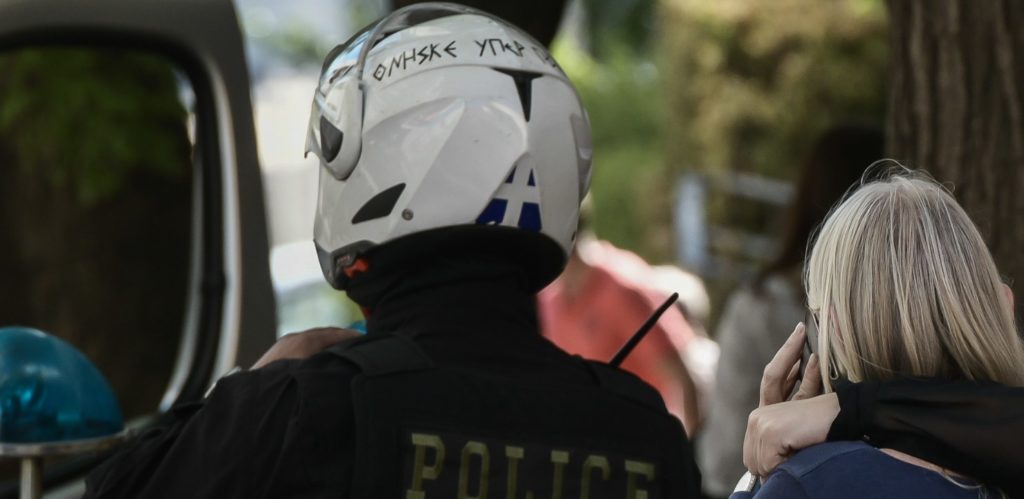 «Χρυσαυγίτικο» σύνθημα σε κράνος αστυνομικού που συνόδευε τη… Χ.Α. στη φυλακή (Photo)