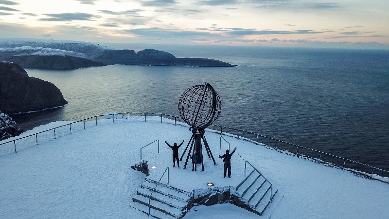 Στο Nordkapp, το βορειότερο ακρωτήρι της Ευρώπης, η οικογένεια των ταξιδευτών από τη Θεσσαλονίκη