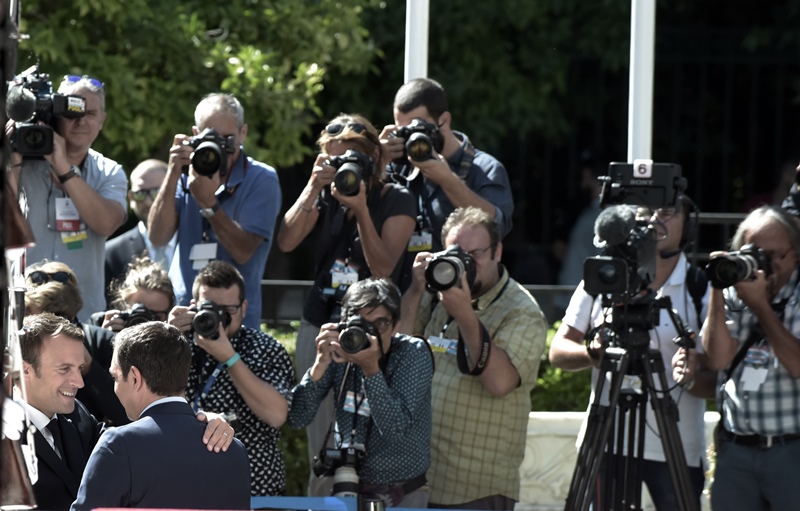 Διαμαρτυρία φωτορεπόρτερ για τον αποκλεισμό τους από υπουργεία και πολιτικό ρεπορτάζ