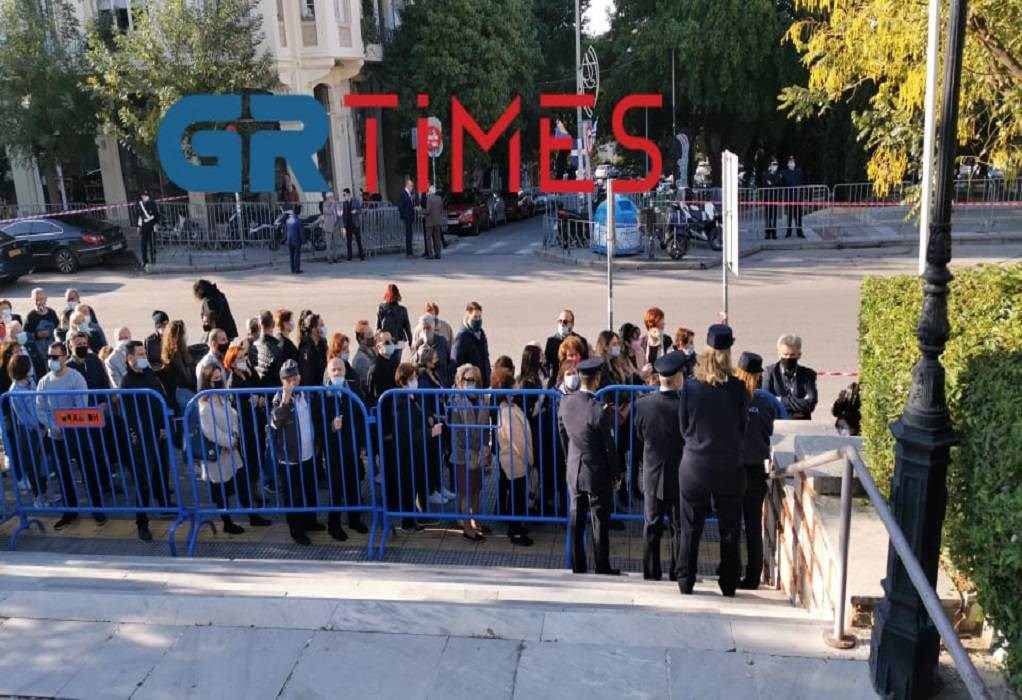 Θεσσαλονίκη: Ουρές και συνωστισμός στον Άγιο Δημήτριο – Χωρίς μάσκες οι ιερείς (Photos)