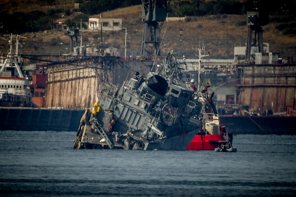 Εμπορικό συγκρούστηκε με το «Καλλιστώ» του Πολεμικού Ναυτικού – Συνελήφθη ο καπετάνιος (Photos – Video)