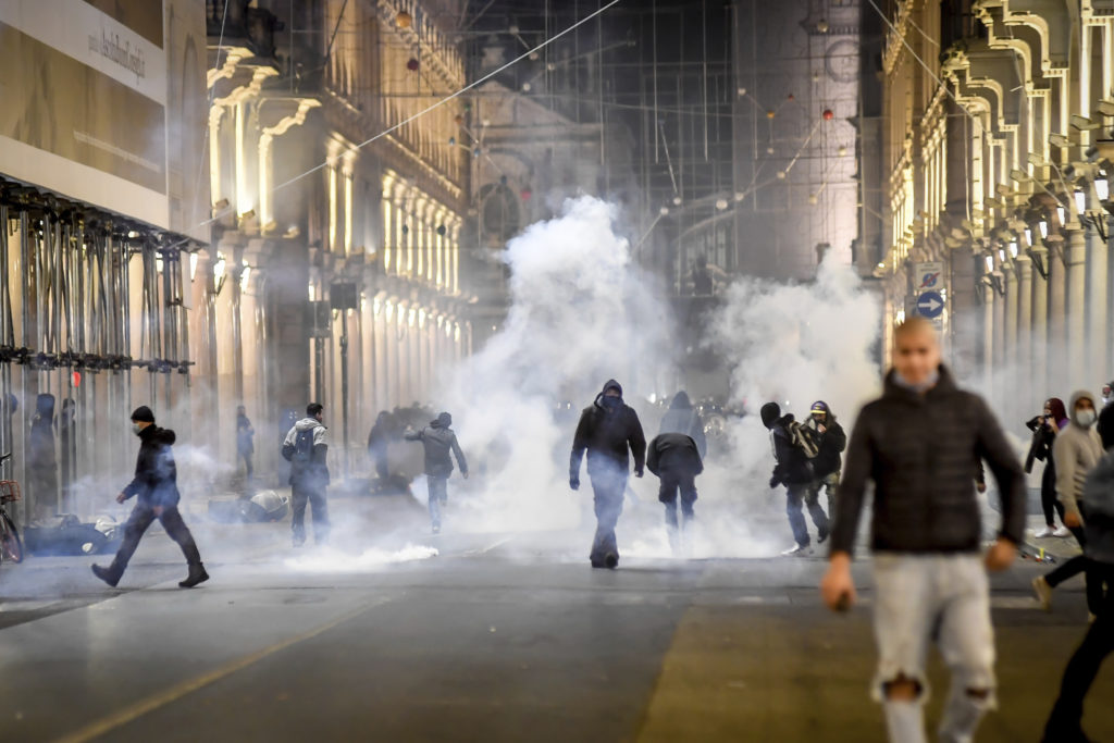 Ιταλία: Ανησυχία και ταραχές λόγω κορονοϊού – Διαδηλώσεις σε μεγάλες ιταλικές πόλεις
