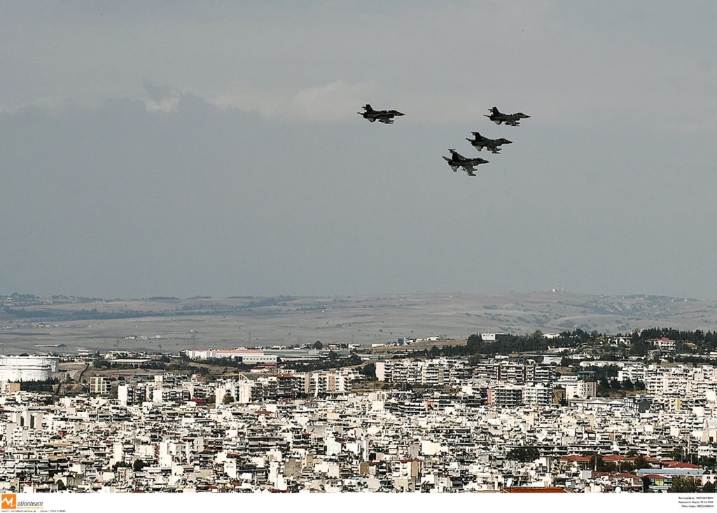 28η Οκτωβρίου: Πτήσεις μαχητικών και ελικοπτέρων σε Αθήνα και Θεσσαλονίκη – Το μήνυμα του πιλότου της Πολεμικής Αεροπορίας