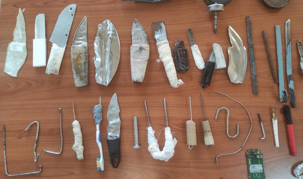 Μαχαίρια, κοντάρια και ναρκωτικά στις φυλακές Τρικάλων (Photos)