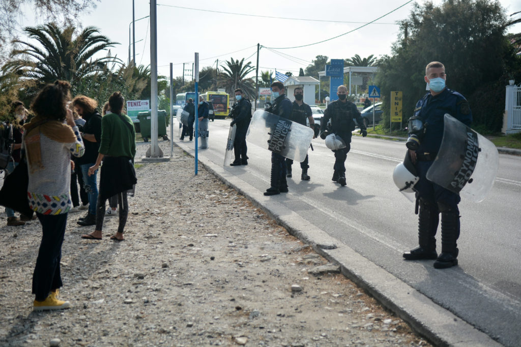 Λέσβος: Εκκένωση με τη βία – Η αστυνομία μπήκε στο ΠΙΚΠΑ