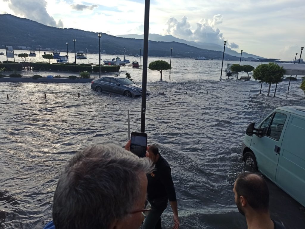 Σεισμός στη Σάμο:  Η θάλασσα βγήκε στη στεριά – Τρία μικρά παλιρροιακά κύματα «χτύπησαν» το νησί (Video-Photos)