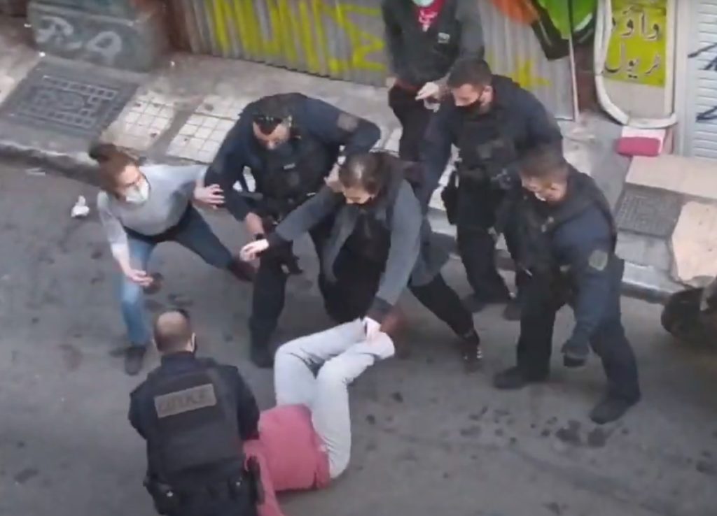 Η ΑΝΤΑΡΣΥΑ καταγγέλλει επίθεση αστυνομικών και προπηλακισμούς στα γραφεία του ΣΕΚ (Video)