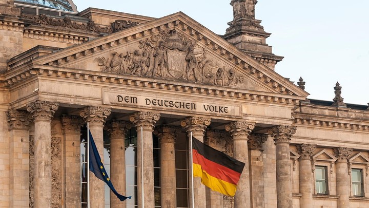Deutsche Welle: Το Βερολίνο επικρίνει εμμέσως πλην σαφώς τον Τραμπ