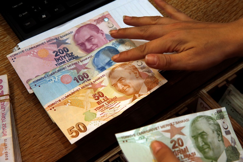 Τουρκία: Βυθίζεται η λίρα και ο Ερντογάν “απέλυσε” τον κεντρικό τραπεζίτη