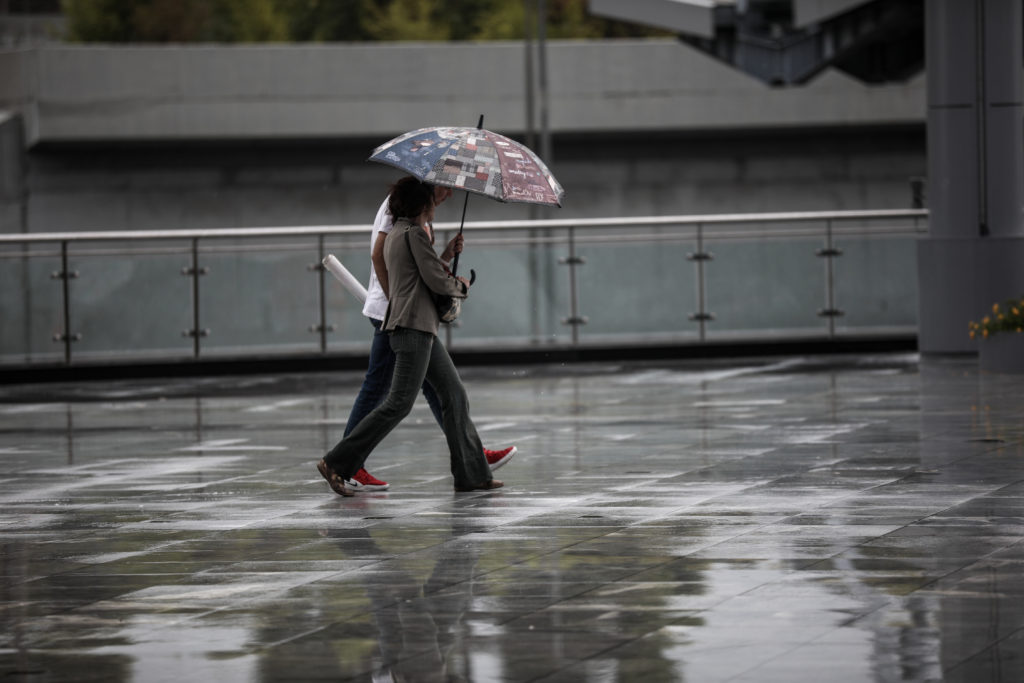 Καιρός: Τοπικές βροχές και πτώση της θερμοκρασίας