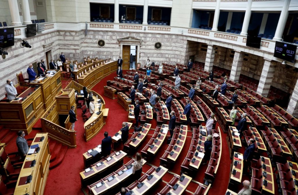 Στη Βουλή η σύγκρουση των πολιτικών αρχηγών για την πανδημία – Δείτε Live τη συνεδρίαση
