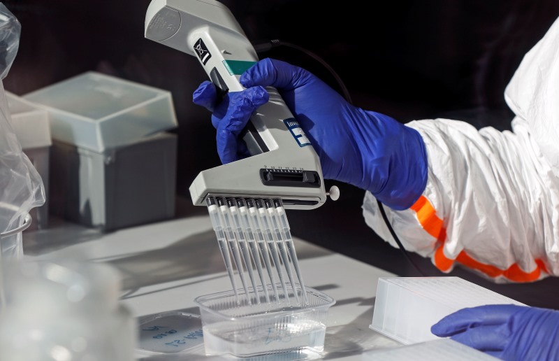 Επιστήμονες: Τα μοριακά τεστ για Covid-19 πρέπει να αναφέρουν και το ιικό φορτίο