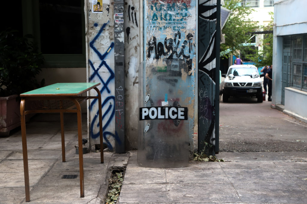 Ερώτηση Σπίρτζη – Γεροβασίλη σε Χρυσοχοΐδη: Μέχρι πότε θα ανέχεστε τους υβριστές ακροδεξιούς αστυνομικούς;