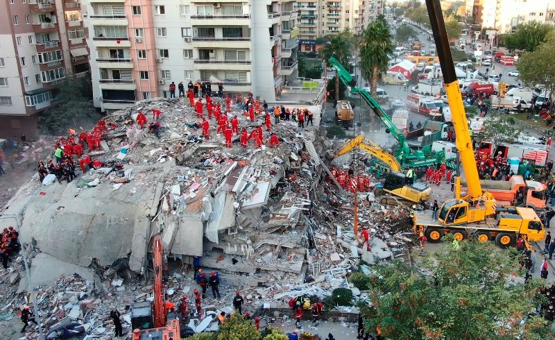 Τουρκία: 42 νεκροί και 900 τραυματίες από το σεισμό σε Σμύρνη – Σάμο