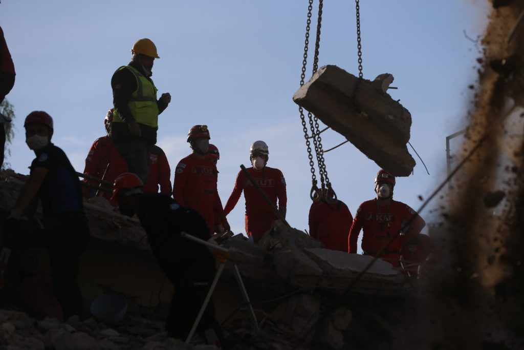 Τουρκία: Πάνω από 110 οι νεκροί από το φονικό σεισμό