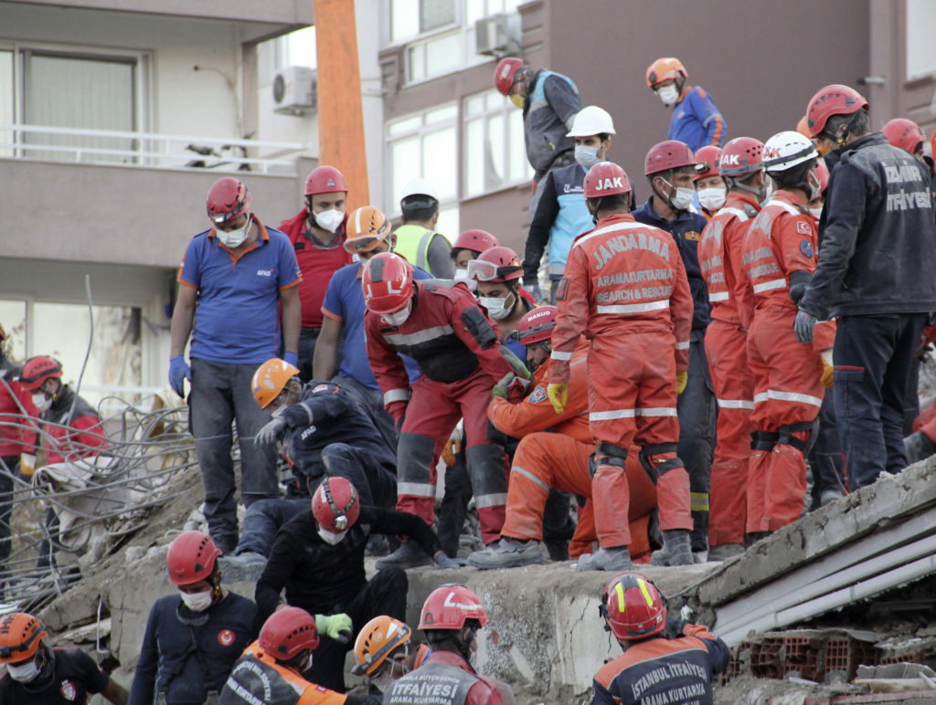 Τουρκία-σεισμός: Τουλάχιστον 69 νεκροί, κοντά στους 1000 οι τραυματίες