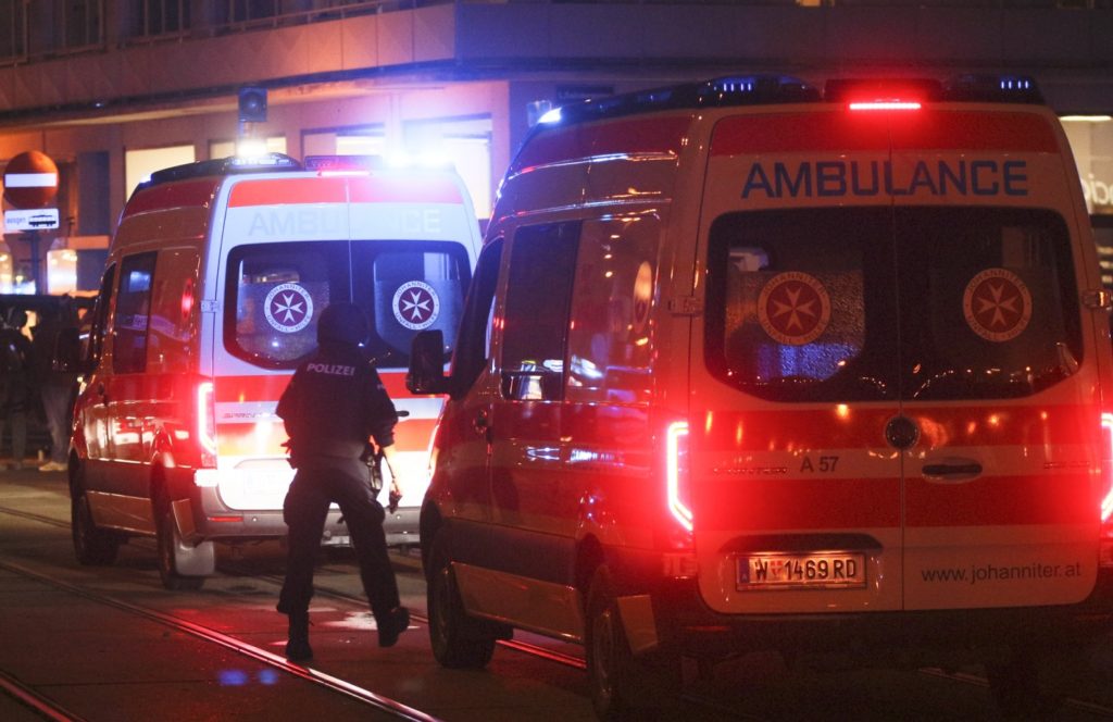 Νύχτα τρόμου στη Βιέννη: Ένοπλη επίθεση κοντά σε συναγωγή με νεκρούς και τραυματίες (Photos & Videos)