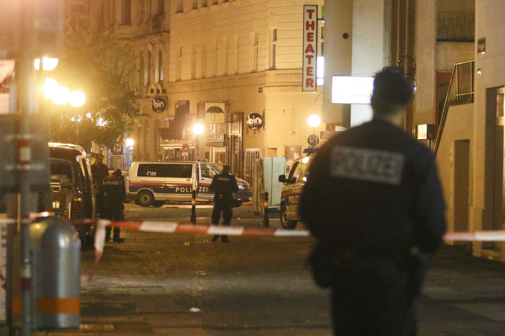 Βαριά η «σκιά» της τρομοκρατίας στη Βιέννη: Τουλάχιστον πέντε νεκροί, δεκάδες τραυματίες – «Ισλαμιστής τρομοκράτης» ο ένας δράστης  (Photos – Video – Live)