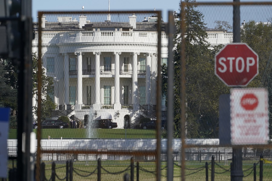 «Τείχος προστασίας» γύρω από τον Λευκό Οίκο