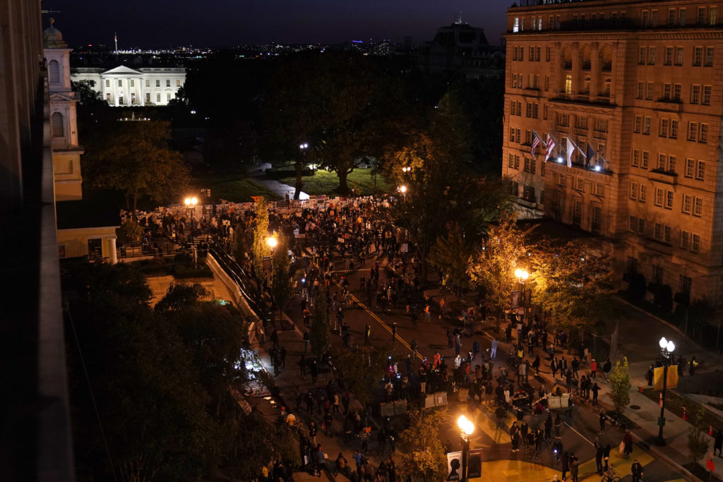 Εκλογές ΗΠΑ: Εκατοντάδες υποστηρικτές του Μπάιντεν έχουν συγκεντρωθεί δίπλα στον Λευκό Οίκο