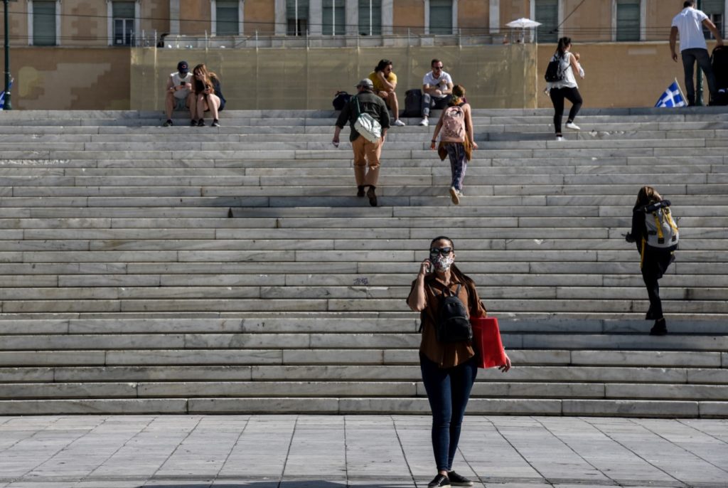 Δημοσκόπηση: Έντονη δυσαρέσκεια των πολιτών για τα μέτρα της κυβέρνησης κατά του κορονοϊού