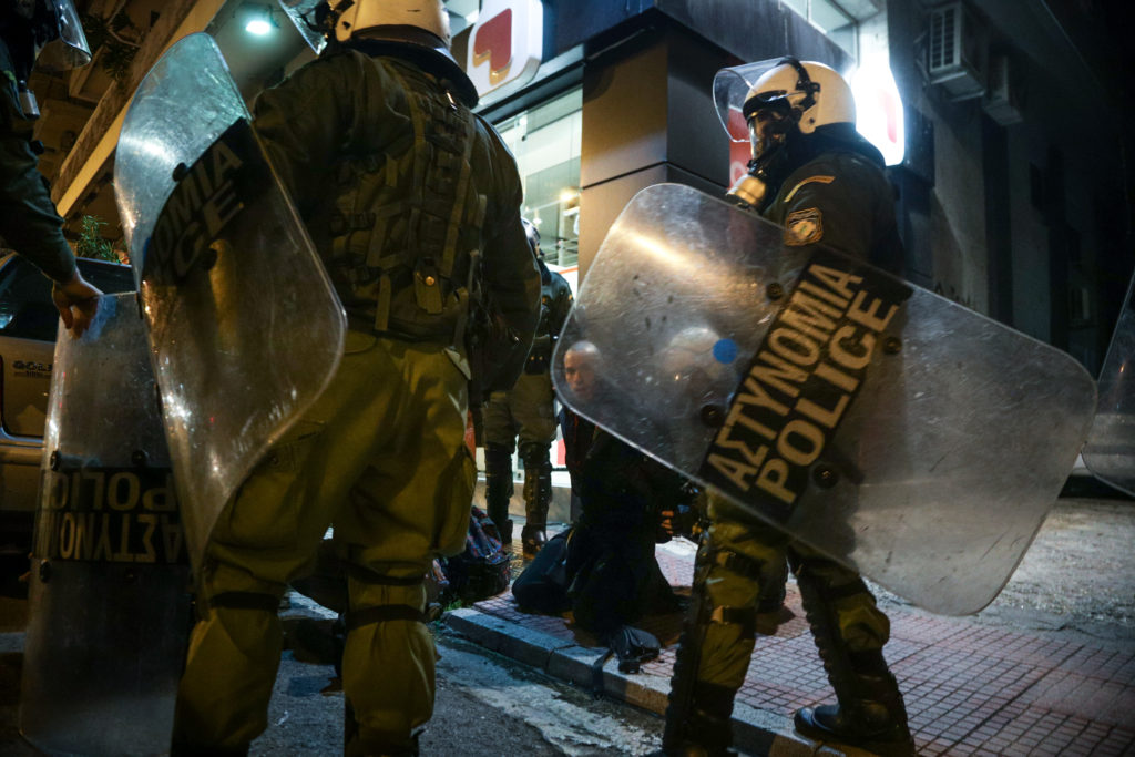 Προκλητική ανακοίνωση του υπ. Προστασίας του Πολίτη μετά το πόρισμα – «φωτιά»: Ο ΣΥΡΙΖΑ φταίει για την αστυνομική βία