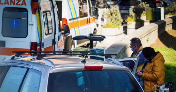 Κορονοϊός-Νάπολη: Γεμάτα νοσοκομεία, δεκάδες ασθενείς περιμένουν στα αυτοκίνητα