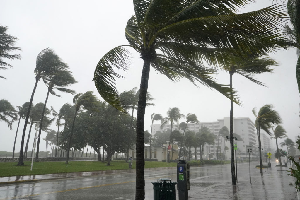 ΗΠΑ: Η τροπική καταιγίδα Ήτα έφτασε στη Φλόριντα, αφού προκάλεσε τον θάνατο περισσότερων από 200 ανθρώπων