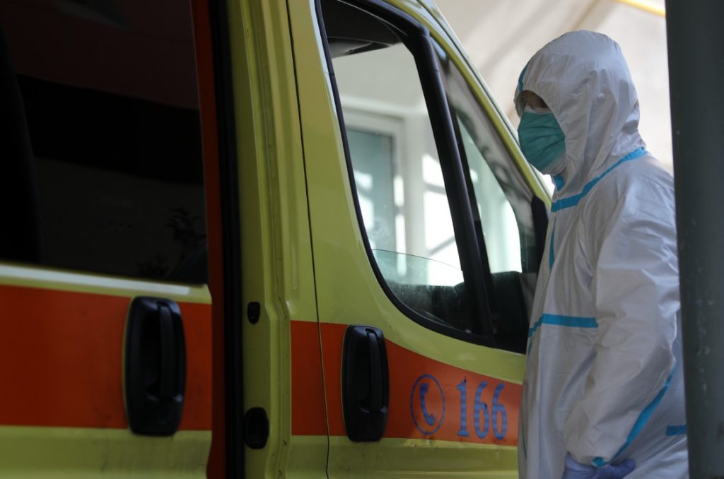 Κορονοϊός: Πάνω από 2.000 τα νέα κρούσματα – «Ασφυξία» στα νοσοκομεία με 400 στις ΜΕΘ – 59 θάνατοι