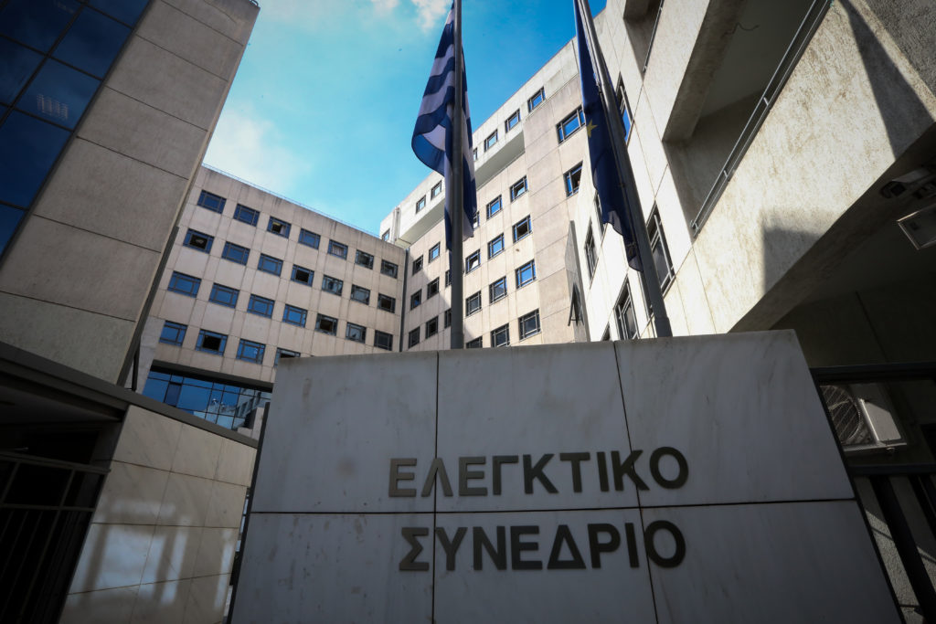 Νέο κυβερνητικό φιάσκο: Το Ελεγκτικό Συνέδριο «έριξε πόρτα» στο διαγωνισμό για τις μάσκες στους μαθητές