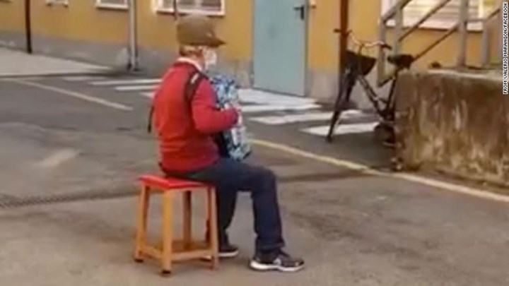 Συγκινητικό βίντεο: 80χρονος κάνει καντάδα έξω από το νοσοκομείο που νοσηλεύεται η γυναίκα του (Video)