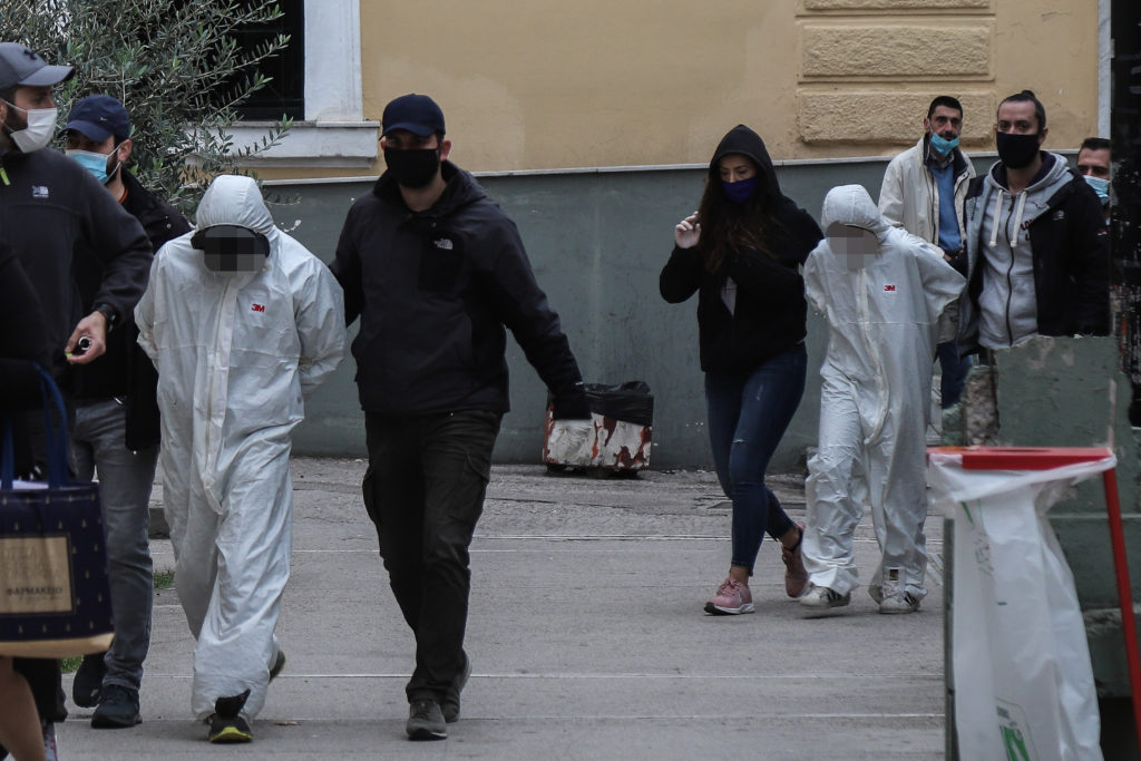 Έγκλημα στην Αγία Βαρβάρα: Στην ανακρίτρια με ειδικές στολές ο 17χρονος και η 15χρονη – Τι ισχυρίστηκαν