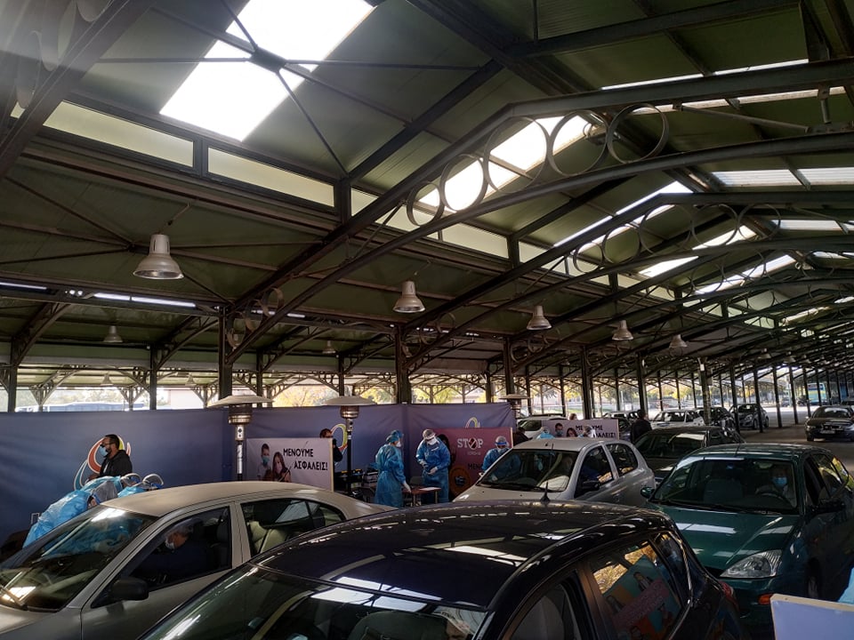 Κορονοϊός: Ουρές αυτοκινήτων στη Λάρισα για rapid test