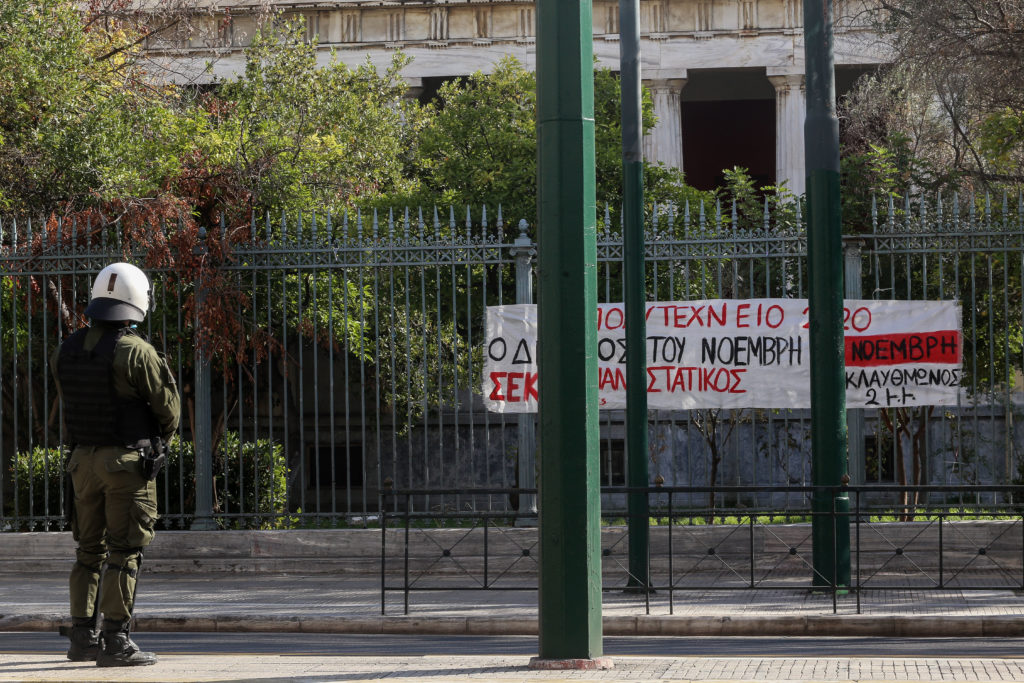 Συγκεντρωμένοι μέσα στο Πολυτεχνείο καλούν τον κόσμο να συμμετέχει στην πορεία και τις εκδηλώσεις – Στο σημείο τα ΜΑΤ