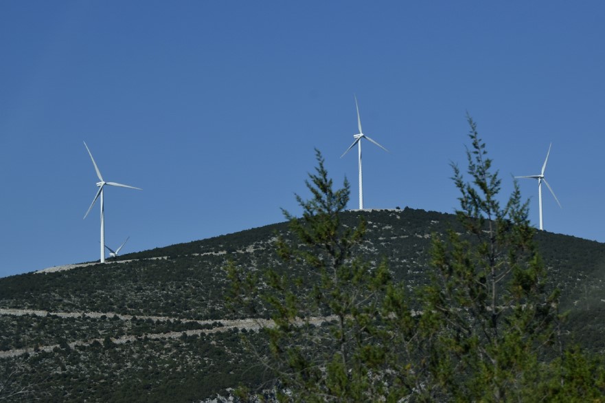 Πράσινα τέλη και φόρο για έργα ΑΠΕ επιβάλλει η κυβέρνηση εν μέσω πανδημίας