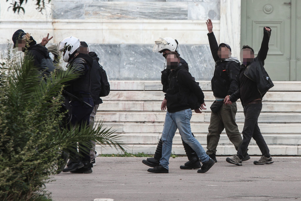 Πολυτεχνείο: Ελεύθεροι οι 91 συλληφθέντες, «φορτωμένοι» με κατηγορίες και πρόστιμα 300 ευρώ