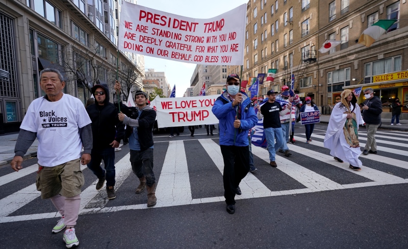 Εκατοντάδες διαδηλωτές συρρέουν στην Ουάσινγκτον για να στηρίξουν τον Ντόναλντ Τραμπ