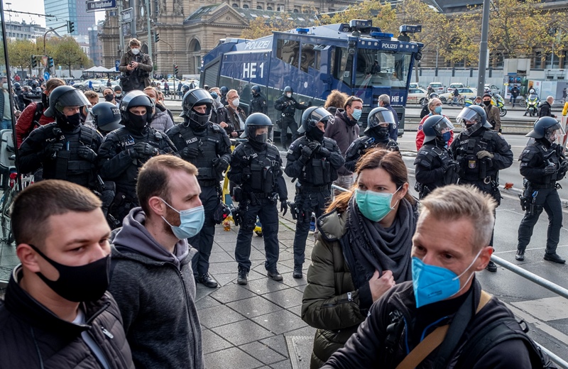 Γερμανία: Διαδηλώσεις σε πολλές πόλεις κατά της χρήσης μάσκας και των περιοριστικών μέτρων