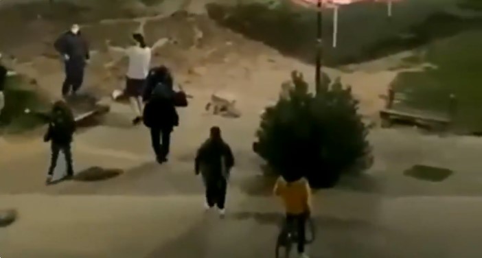 Εικόνες ντροπής στην Καρδίτσα: Αστυνομικοί επιτίθενται σε ζευγάρι εφήβων στην πλατεία (video)