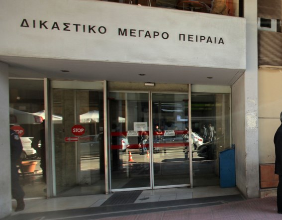 Ελεύθερος ο αστυνομικός που πυροβόλησε και σκότωσε τη γυναίκα του