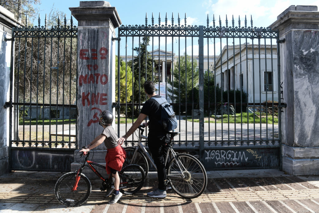 Κοινό κείμενο καταδίκης της «αντιδημοκρατικής απαγόρευσης συναθροίσεων» συνυπογράφουν ΣΥΡΙΖΑ, ΚΚΕ, ΜέΡΑ25