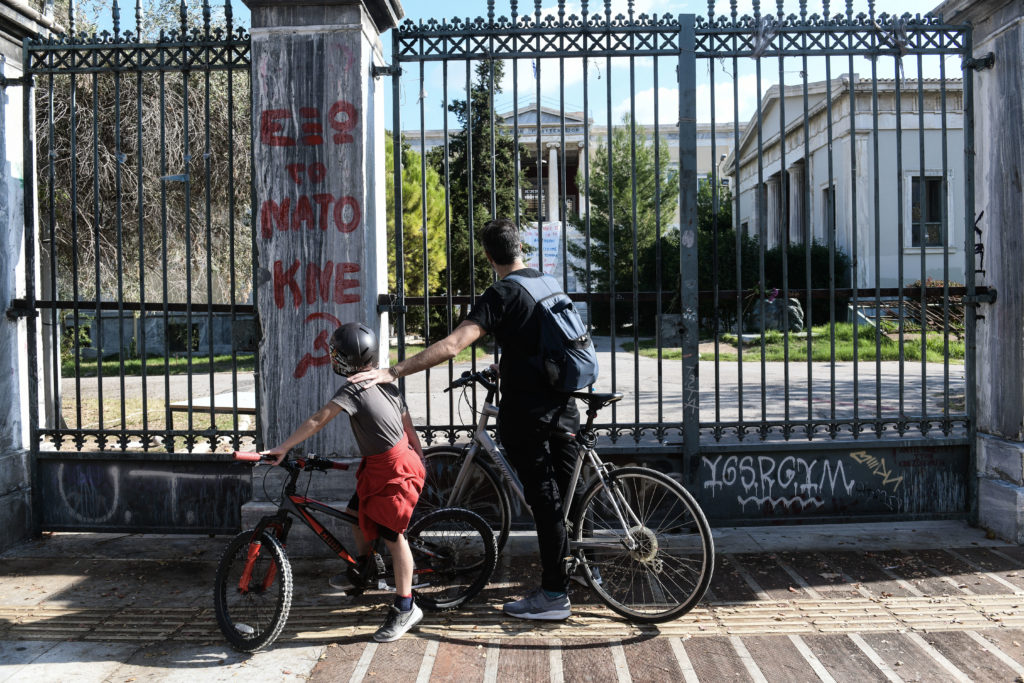 Δημητρόπουλος, καθηγητής Νομικής στο ΕΚΠΑ: Αντισυνταγματικοί οι περιορισμοί της ανέπαφης κίνησης και συνάθροισης